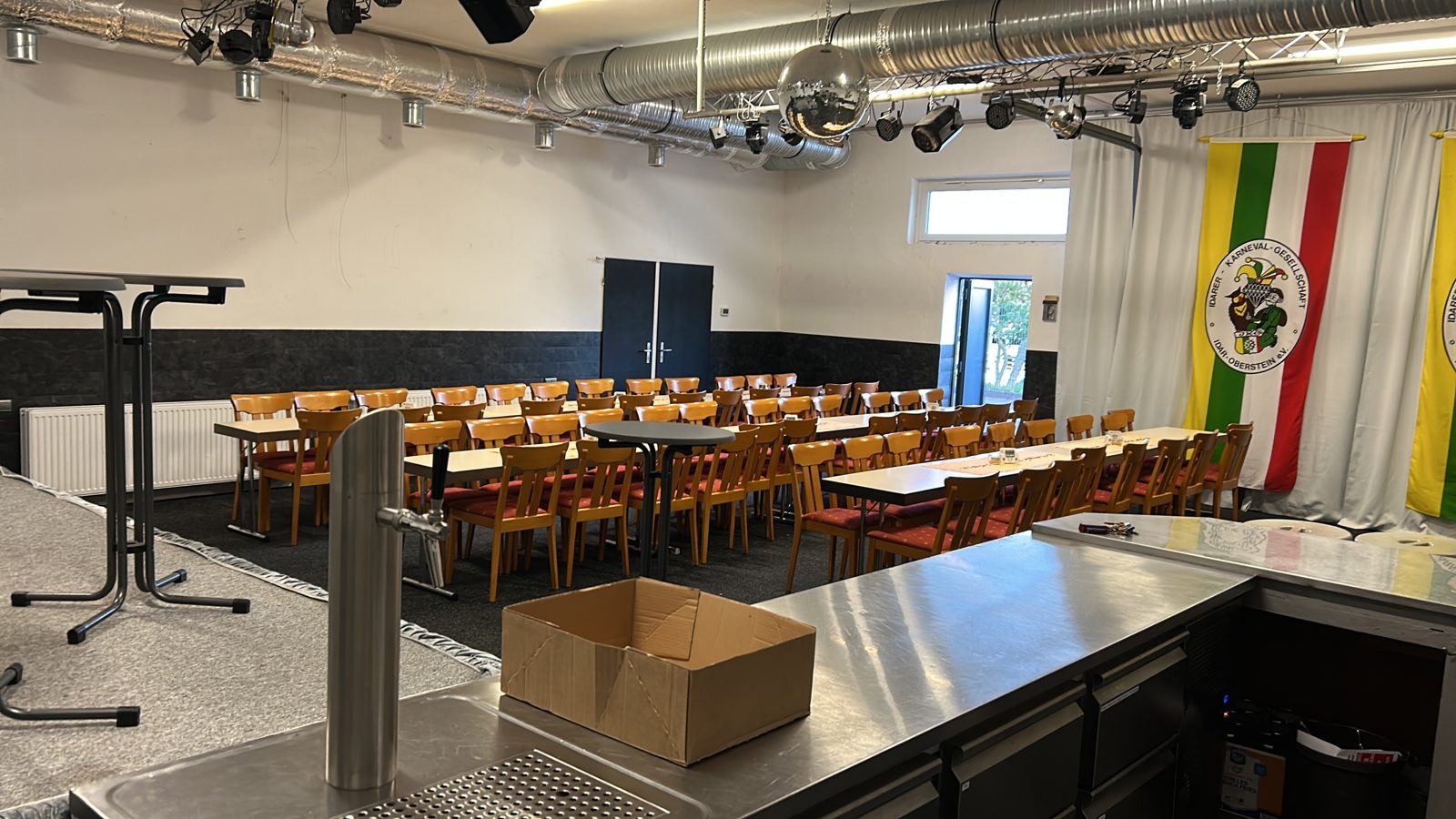 Wagenbauhalle mit Bestuhlung